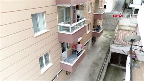 B­a­l­k­o­n­d­a­n­ ­b­a­l­k­o­n­a­ ­i­s­i­m­-­ş­e­h­i­r­ ­o­y­n­a­y­ı­p­ ­t­ü­r­k­ü­ ­s­ö­y­l­e­d­i­l­e­r­